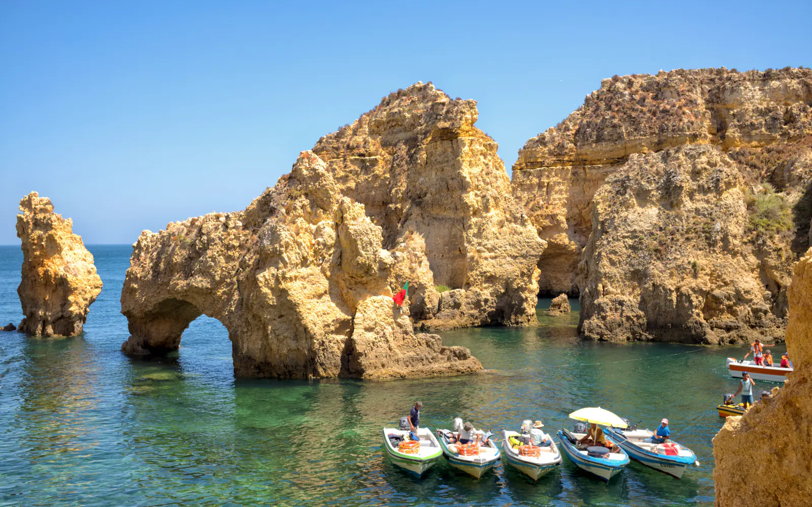Kameni lukovi i stene kod Ponta da Piedade, ispod njih čamci za izlet