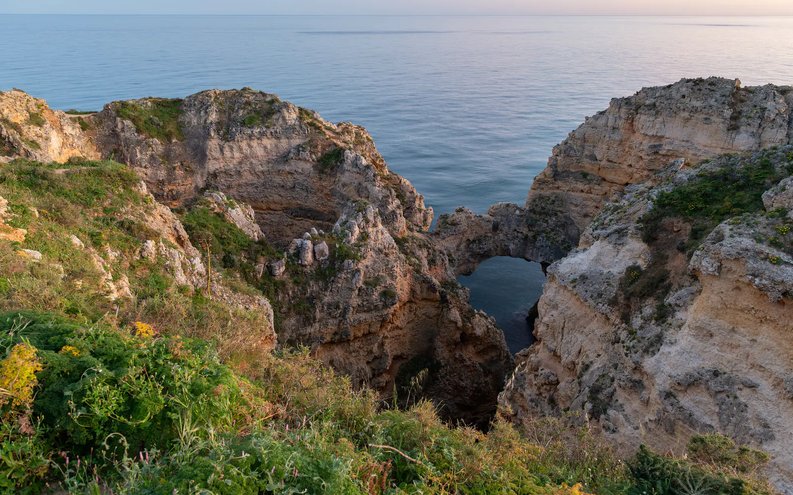 Stene i kameni luk kod Lagosa, pogled sa vrha litice