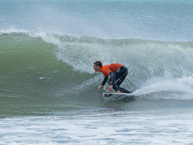 Surfer u zelenom talasu kod Peniche, u Portugalu